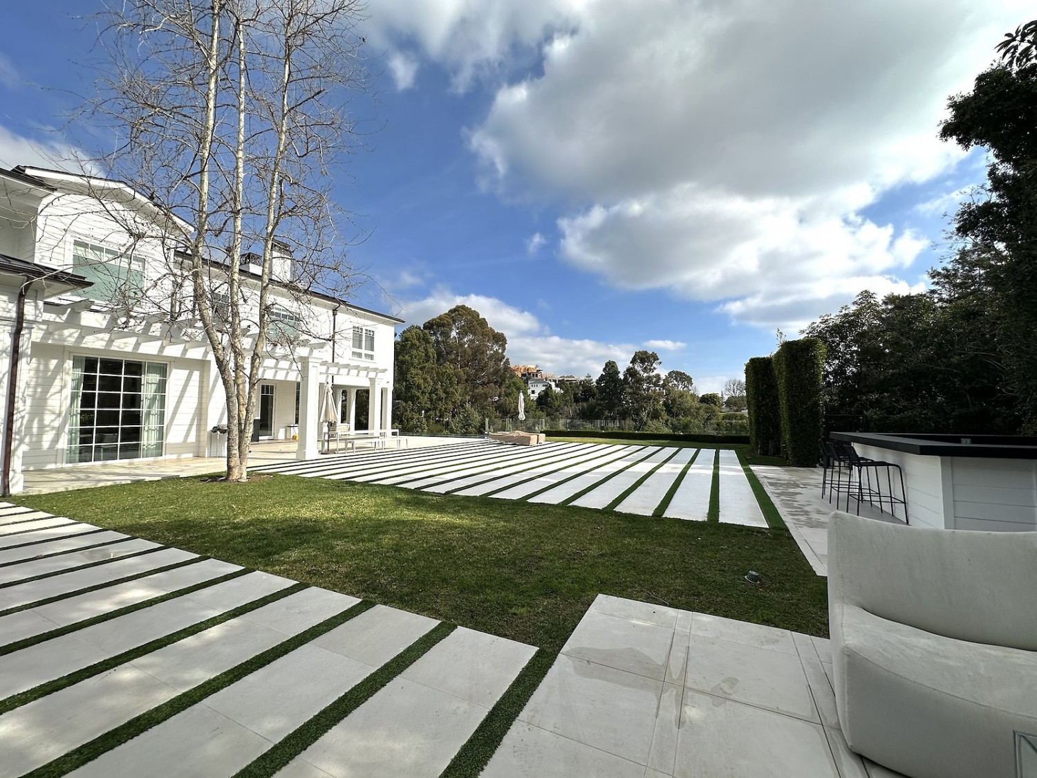 Modern Private Estate Home Events featuring an expansive rear lawn, outdoor bar, and elegant entertaining spaces in Los Angeles.