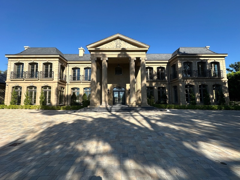 Grand Motor Court at Luxury Pasadena Estate Rental